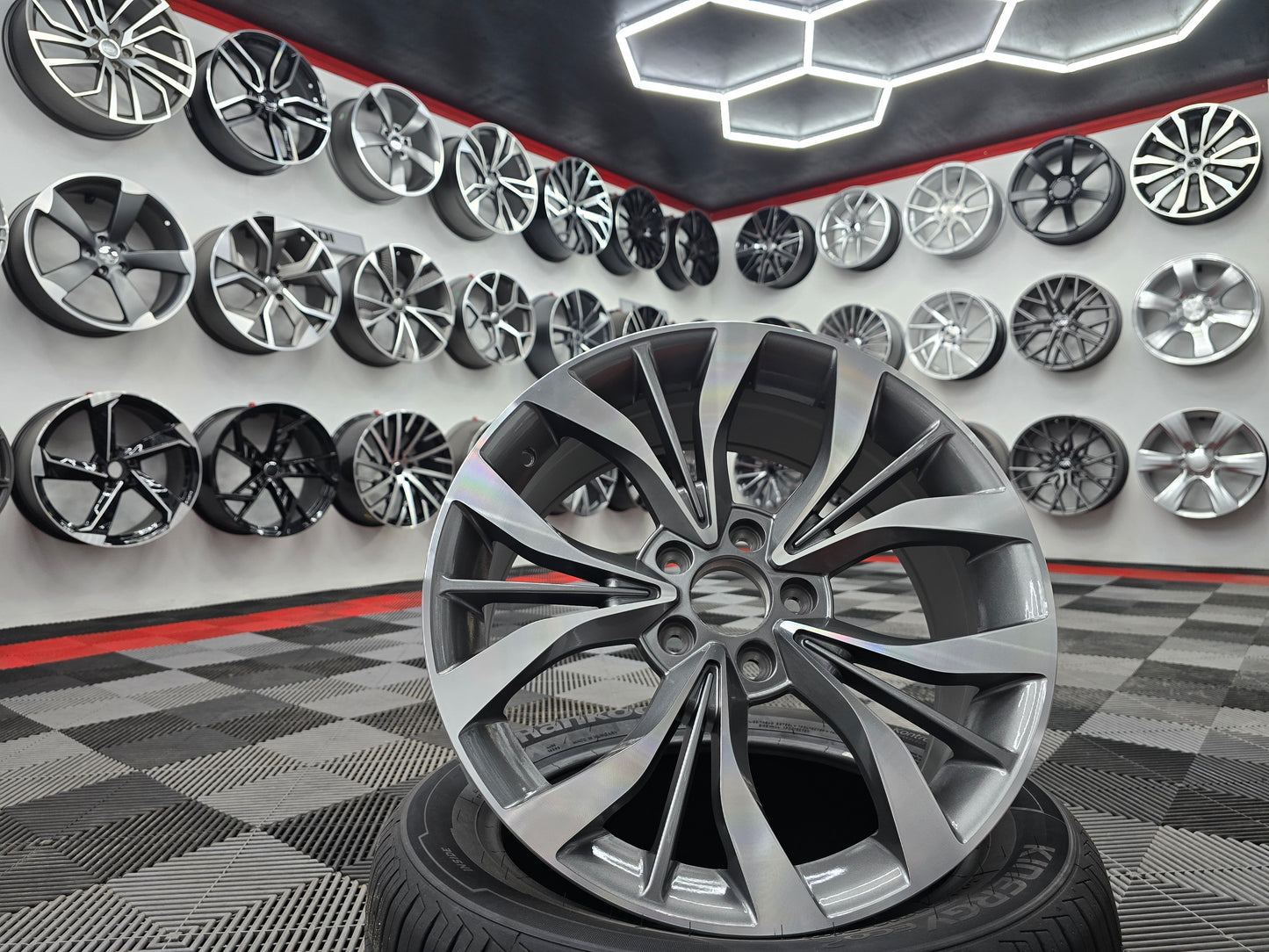 17" 5x114 Hy061 Gunmetal Machine face